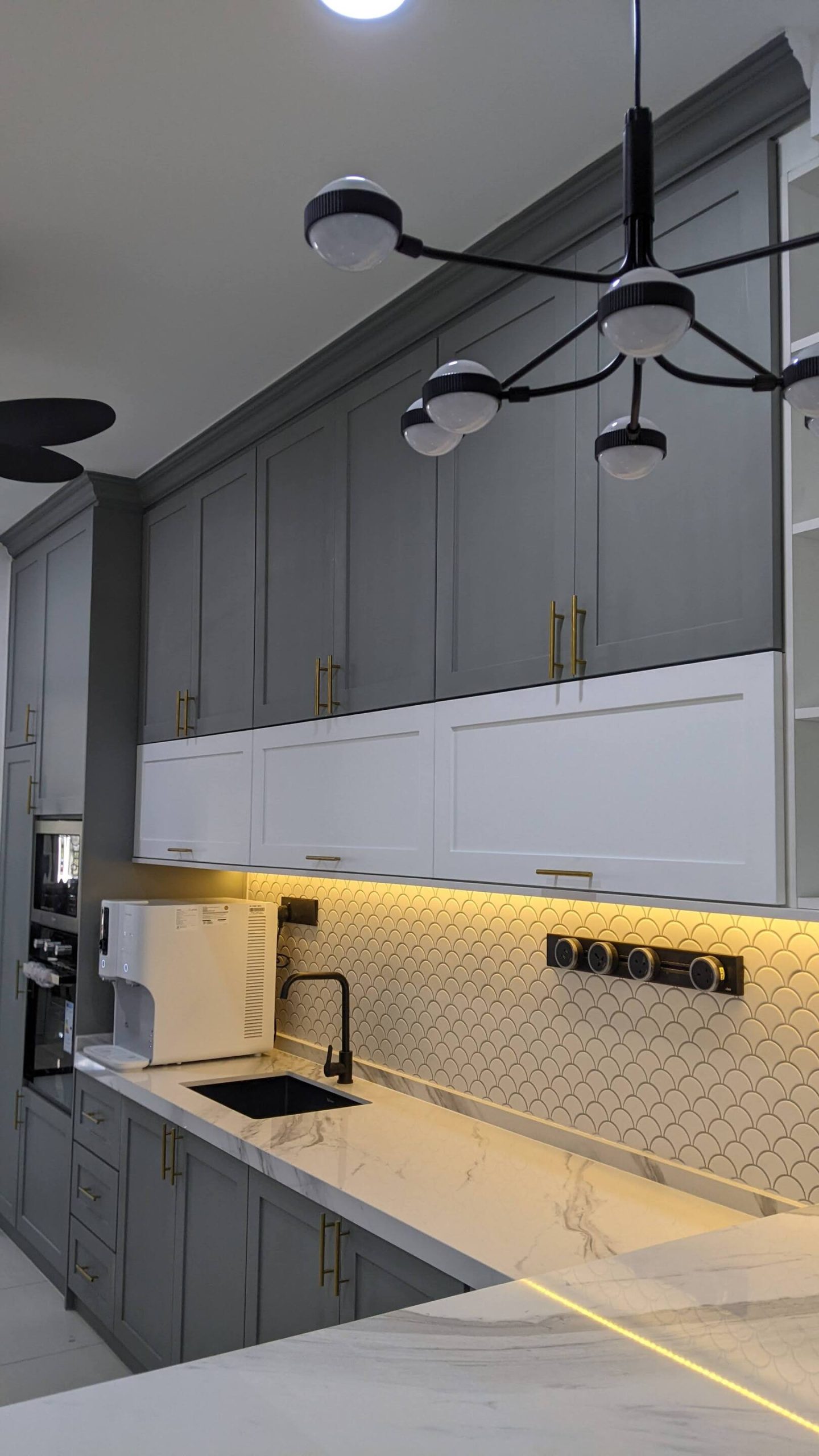 Dapur dua tona kabinet mdf