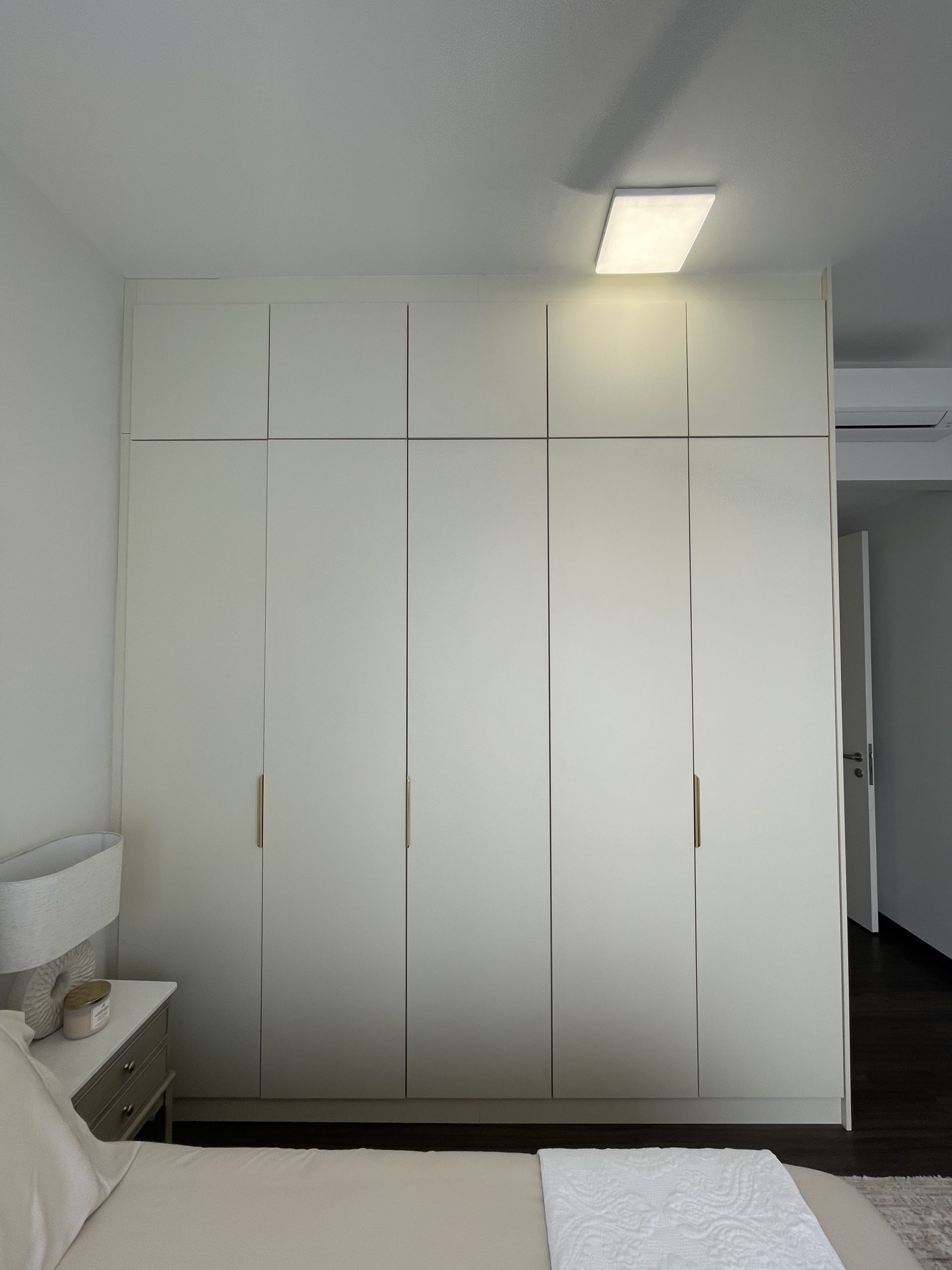 Wardrobe minimalis